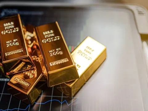 Giá vàng tăng dựng đứng, chuyên gia dự báo kịch bản khiến giới đầu tư bất ngờ