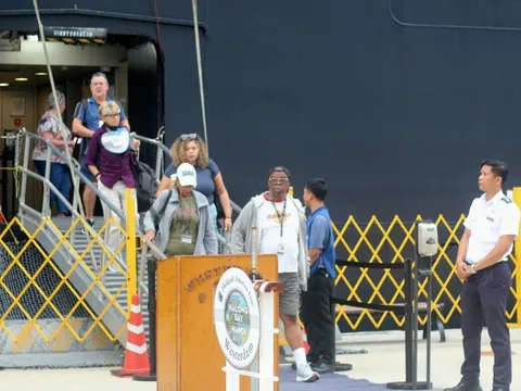 Hai siêu du thuyền hạng sang đưa 3.100 khách du lịch quốc tế đến Quảng Ninh