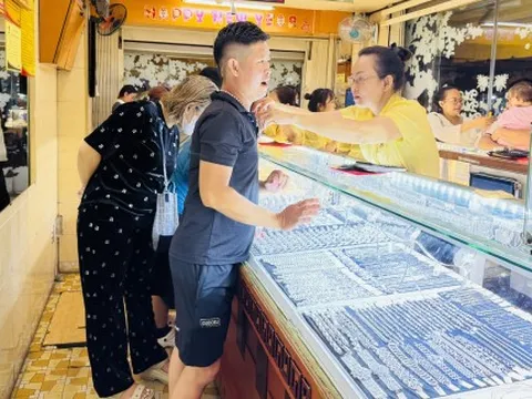 Giá vàng SJC vượt 150 triệu đồng/lượng