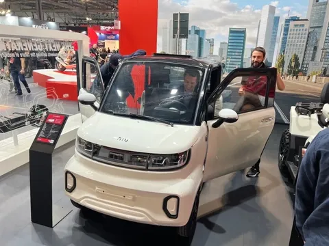 Chiếc ô tô điện 'nhỏ như xe máy': Chạy 140km, không cần bằng lái ô tô, sạc pin tại nhà, giá chỉ hơn 200 triệu đồng