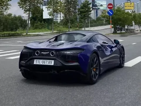 Siêu xe mui trần Artura lăn bánh trên phố TP.HCM, màu sắc độc lạ, biển đẹp long lanh hút mọi ánh nhìn