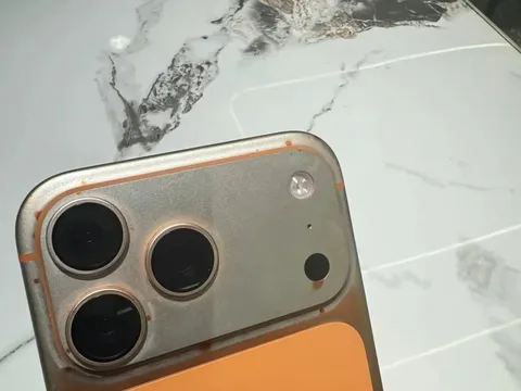 iPhone 17 Pro Max màu cam vũ trụ bị bong sơn mảng lớn vì 1 thao tác hết sức bình thường khiến các tín đồ Apple hoang mang