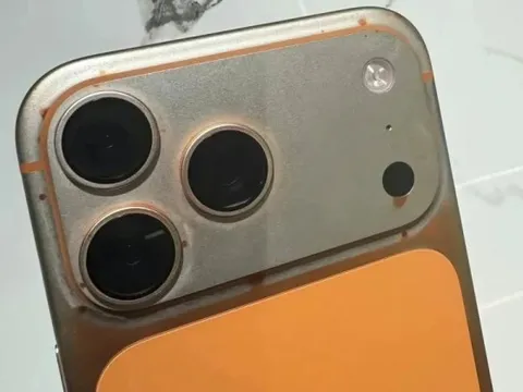 Sự thật iPhone 17 Pro Max “bay màu” sau khi lau bằng khăn ướt