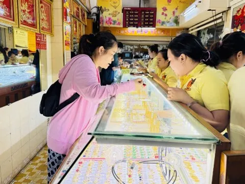 Giá vàng 'bốc hơi' gần 3 triệu đồng mỗi lượng