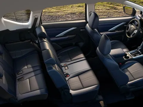 Top 5 xe bán chạy tháng 10: VinFast chiếm trọn 4 suất, chỉ một mẫu xe xăng 'thoát hiểm', bí quyết nằm ở đâu?