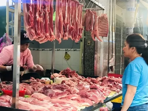 Giá lợn hơi giảm sâu, vì sao ngoài chợ vẫn bán đắt?