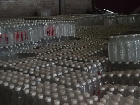 Phanh phui đường dây nước lọc giả quy mô cực lớn: Nhà kho thuộc sở hữu con trai cựu Chủ tịch Hội đồng thành phố