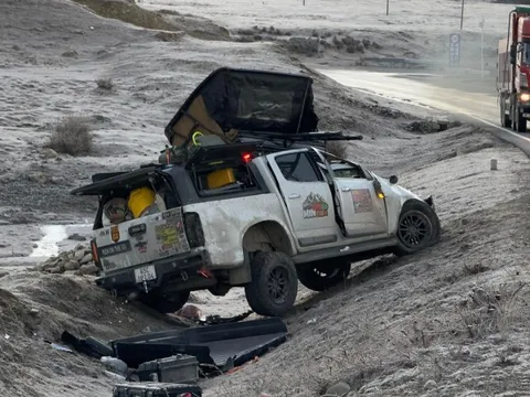 Gia đình Việt gặp tai nạn xe lật 1 vòng giữa con đèo huyền thoại của Trung Quốc: Ô tô biến dạng nghiêm trọng nhưng may mắn em bé vẫn ngủ ngon trong ghế an toàn