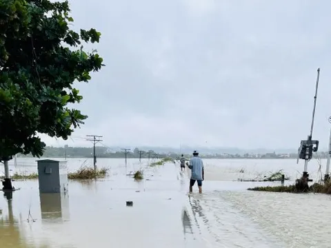 10 chuyến tàu phải dừng chạy vì đường sắt qua miền Trung tê liệt
