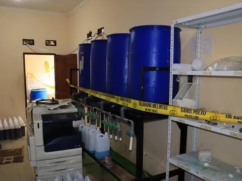 Phía bên trong xưởng in, công an ‘tóm gọn’ đường dây sản xuất nước giặt giả, nguyên liệu rất sơ sài