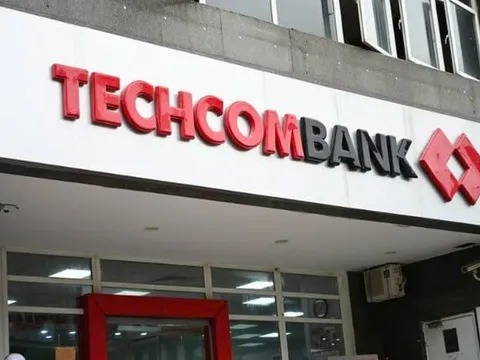Techcombank (TCB) nâng lãi suất lên kịch trần, kênh online vượt tại quầy