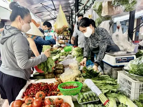 Sạt lở đèo khiến lượng rau củ Đà Lạt về TPHCM giảm