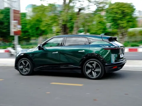 Tiên phong mua VinFast VF 7, chủ xe sau 1 năm lần đầu nói thẳng về việc cập nhật phần mềm, chính sách bảo hành, bóc tách luôn chi phí sử dụng