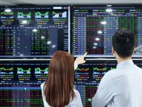 Tâm điểm giao dịch chứng khoán đang hướng vào nhóm nào?