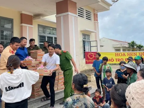 Tập đoàn Hoa Sen cứu trợ nhu yếu phẩm cho bà con vùng lũ xuyên đêm