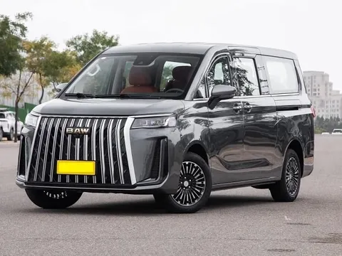 Mẫu MPV 7 chỗ là ‘tiểu Kia Carnival’ giá hơn 600 triệu: Ghế chỉnh điện, trang bị bàn gấp, âm thanh xập xình, có cả bản xăng và điện tuỳ chọn