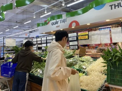 Xuyên đêm nhập hàng tiếp ứng cho các siêu thị miền Trung