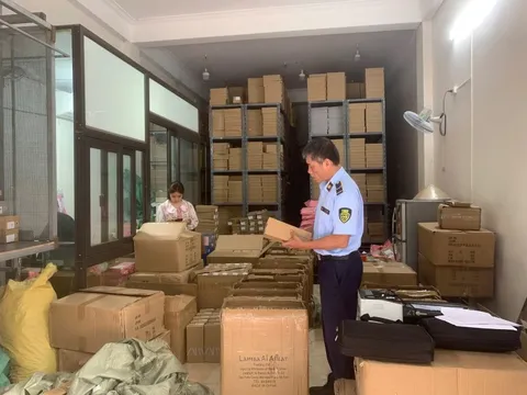 Bị kiểm tra đột xuất, cơ sở kinh doanh lộ hơn 7.500 sản phẩm nghi hàng giả ZARA và nhiều thương hiệu lớn