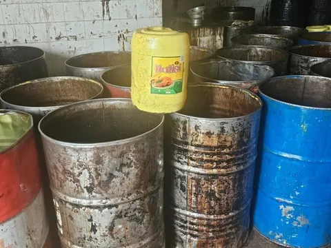 Đột kích một cơ sở, công an triệt phá đường dây sản xuất dầu ăn giả hết hạn, tịch thu nhiều can 20 lít, thùng phuy và bao bì đóng gói tại Kenya