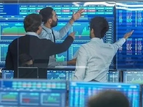 Phiên 25/11: Khối ngoại giảm bán ròng, ngược chiều tung hàng trăm tỷ gom một cổ phiếu ngân hàng