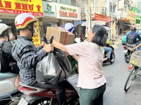 Giá mì gói, nước suối, sữa… tăng mạnh do người dân gom hàng đưa về vùng lũ