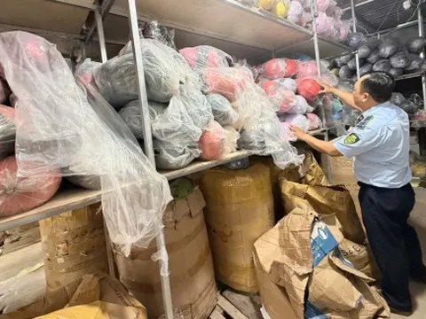 Phát hiện kho chứa hơn 5.000 mũ bảo hiểm dỏm