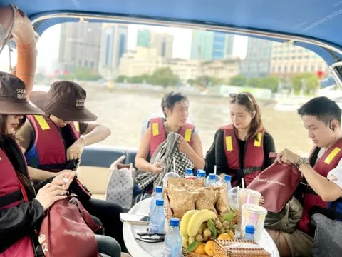 Theo chân du khách quốc tế ngược sông Sài Gòn