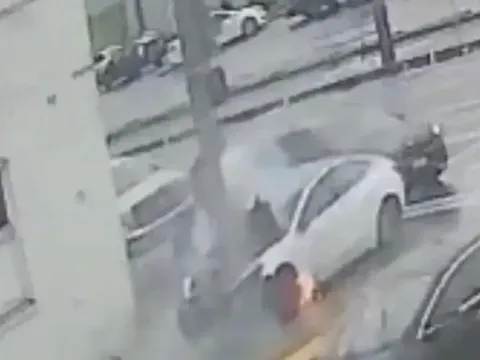 Tesla tiếp tục bị kiện vì cửa không thể mở được khi xe bị bốc cháy, khiến một người tử vong