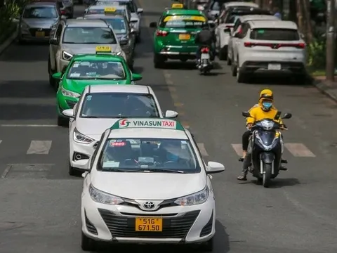 Dự kiến từ 1/7/2026, taxi và xe dịch vụ 8 chỗ mua mới phải chạy xe điện hoặc năng lượng sạch