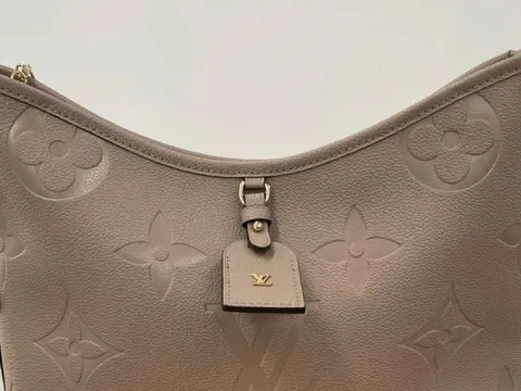 Phát hiện loạt túi xách giả mạo hàng hiệu