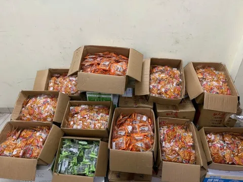 Chiều 25/11, phát hiện hơn 150kg kẹo dẻo và hàng nghìn gói thực phẩm không nhãn mác