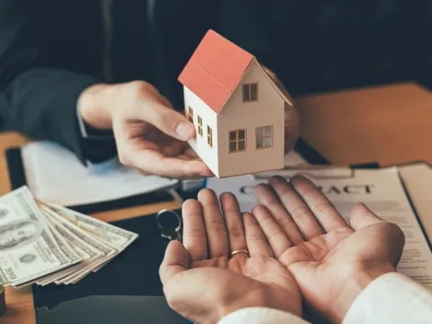 Từ 1/12, ngân hàng khi thu giữ tài sản bảo đảm phải hỗ trợ người vay tối đa 12 tháng lương