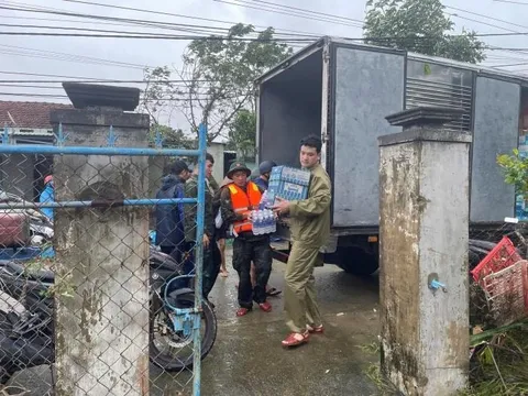 100.000 m2 tôn được gửi khẩn cấp tới người dân Đắk Lắk để sửa nhà sau mưa lũ