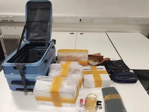 23h40 phút tại sân bay cảnh sát khám xét chiếc ô tô đáng ngờ, 'lật tẩy' chiêu bài của 2 người đàn ông và thu giữ 7 thỏi vàng và trang sức ước tính lên tới 34 tỷ