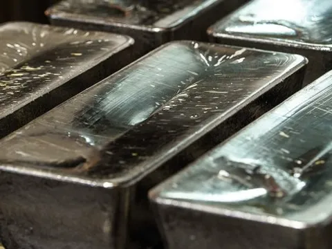 Từ bị lãng quên thành tâm điểm thị trường, tăng vượt xa giá vàng: chuyện gì đang xảy ra với bạc?