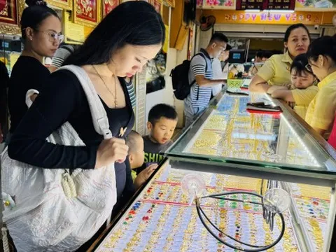 Giá vàng lập đỉnh mới, lên sát 155 triệu đồng/lượng