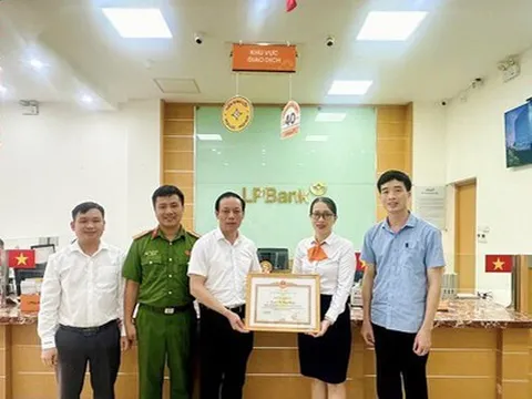 Bắc Ninh: Người phụ nữ đến ngân hàng yêu cầu rút trước hạn toàn bộ 2 sổ tiết kiệm, nhân viên LPBank thấy bất thường lập tức báo công an và được khen thưởng