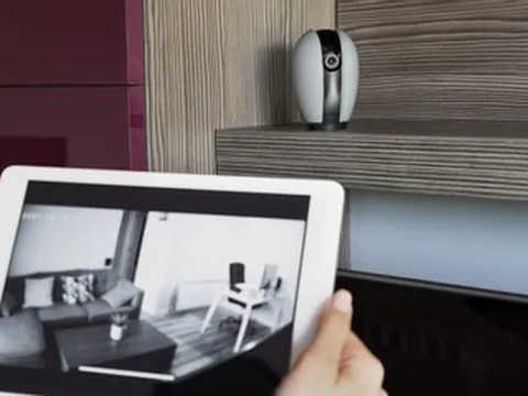 Mẹ chồng đòi từ mặt vì bị 'tước quyền' xem camera, con dâu 'cầu cứu' giải pháp