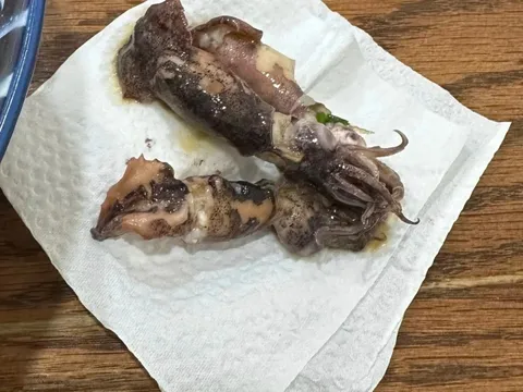 Phát hiện mực hỏng trong bát bánh canh tại nhà hàng ở Nghĩa Tân, khách yêu cầu kiểm tra quán 'không thèm' giải quyết, khóa luôn số hotline