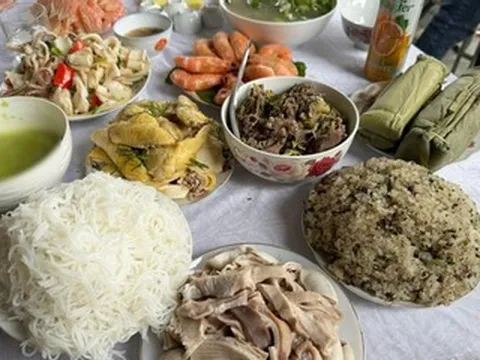 Ăn cỗ quê mừng 1 triệu, cô gái bức xúc vác bụng đói về vì tục lấy phần