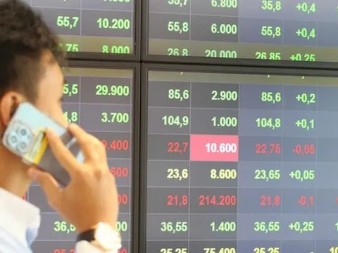 VN-Index vượt 1.700 điểm