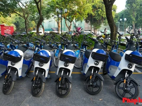 Hà Nội lần đầu ra mắt xe điện công cộng hai bánh: Thuê xe điện như mượn xe đạp, đổi pin trong 30 giây