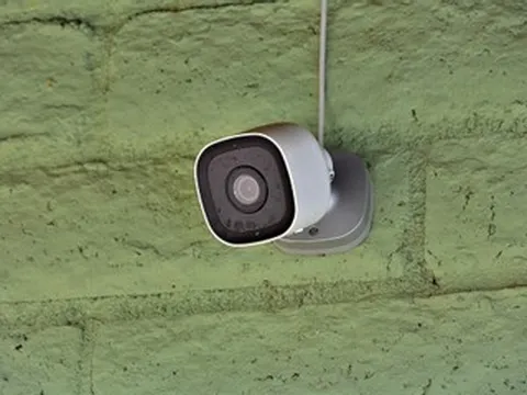 Cô gái trẻ 'mất ăn mất ngủ' vì chiếc camera chống trộm của hàng xóm