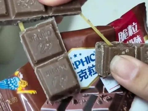 Mua thanh sô cô la giá 7.000 đồng, cô gái phát hiện thứ 'không ai ngờ' bên trong