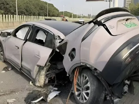 Chiếc xe điện Nio EC6 gãy đôi như ‘bị chém’, 2 người bên trong vẫn sống sót kỳ diệu