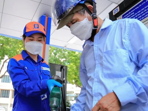 Giá xăng tăng, dầu giảm!