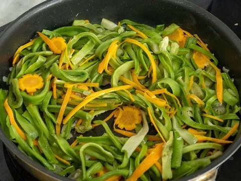 Rau 'nhìn như rơm' nhưng giòn ngon khó cưỡng, giá 600.000 đồng/kg vẫn hút khách sành ăn