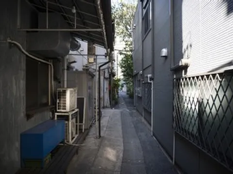 Mua nhà 5 tỷ, vợ chồng trẻ nổi da gà với hành động mỗi sáng của hàng xóm