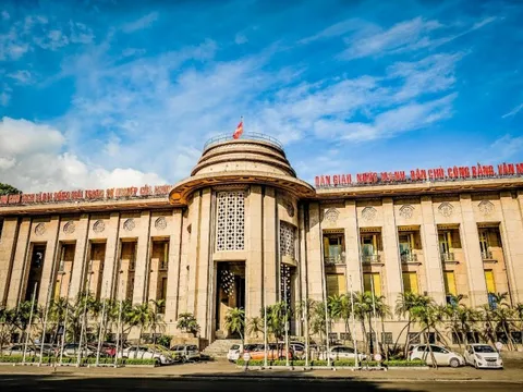 Khi lãi suất liên ngân hàng vượt 7%: NHNN tái định vị chi phí vốn bằng OMO 4,5% và hoán đổi USD/VND