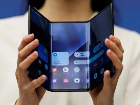 Rút lại những lời chê trước đó, hãy vỗ tay cho mẫu điện thoại "điên rồ" này của Samsung: iPhone thua rồi!